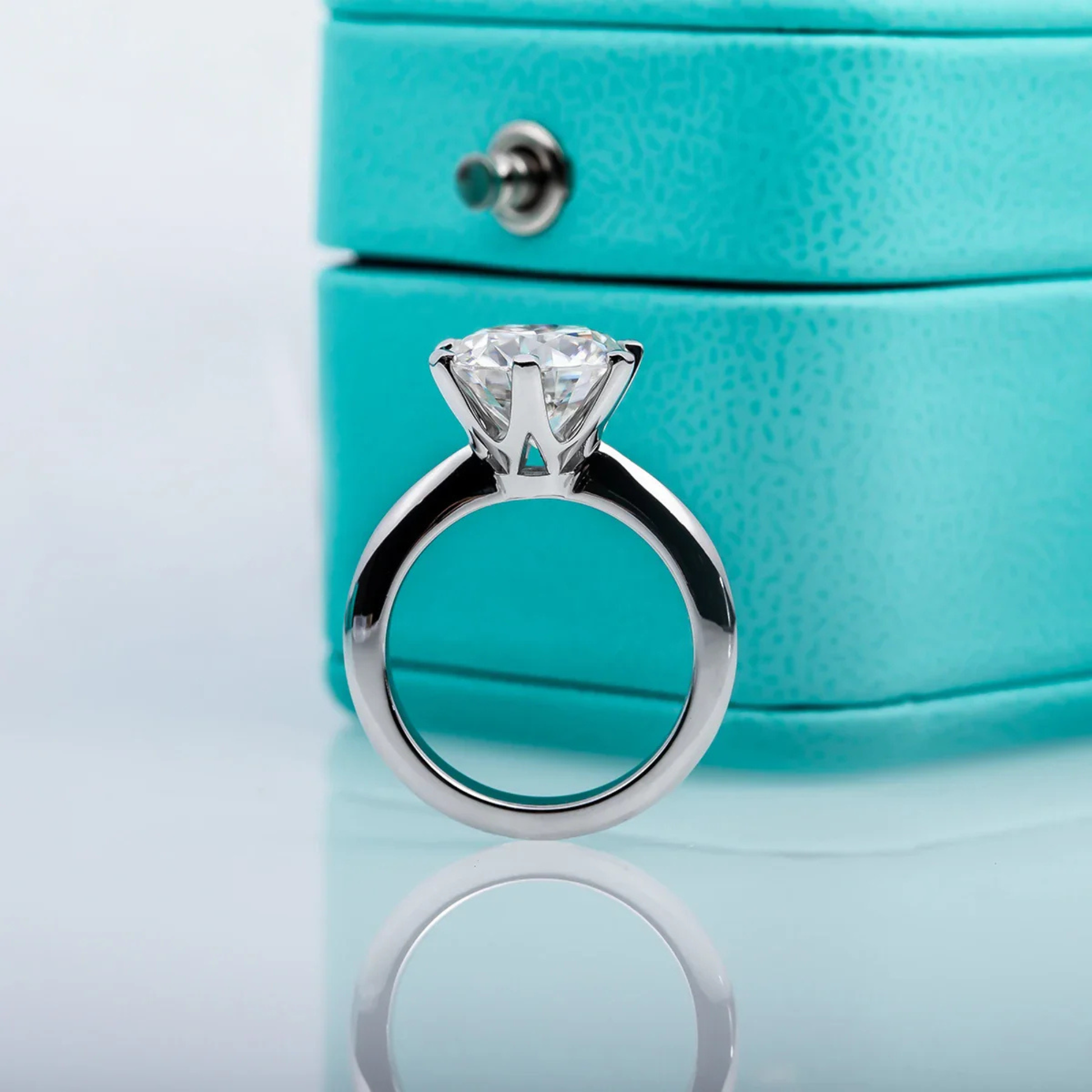 VVS1 Round Cut Solitaire Moissanite Engagement Ring