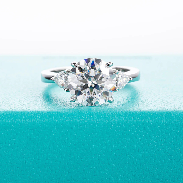 4.6 CTTW Round Cut Moissanite Engagement Ring